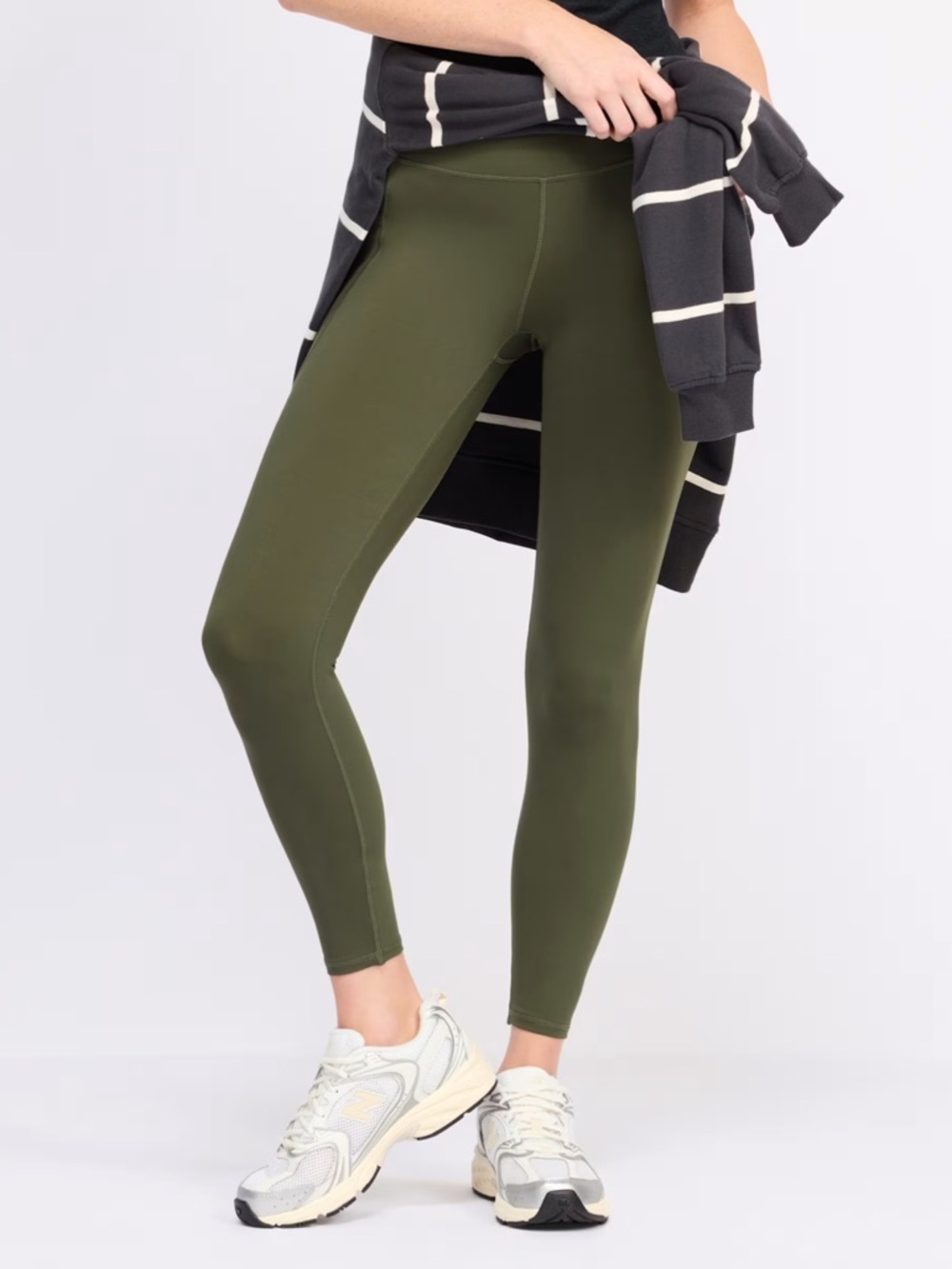 We Wander dark green flexstretch pocket leggings